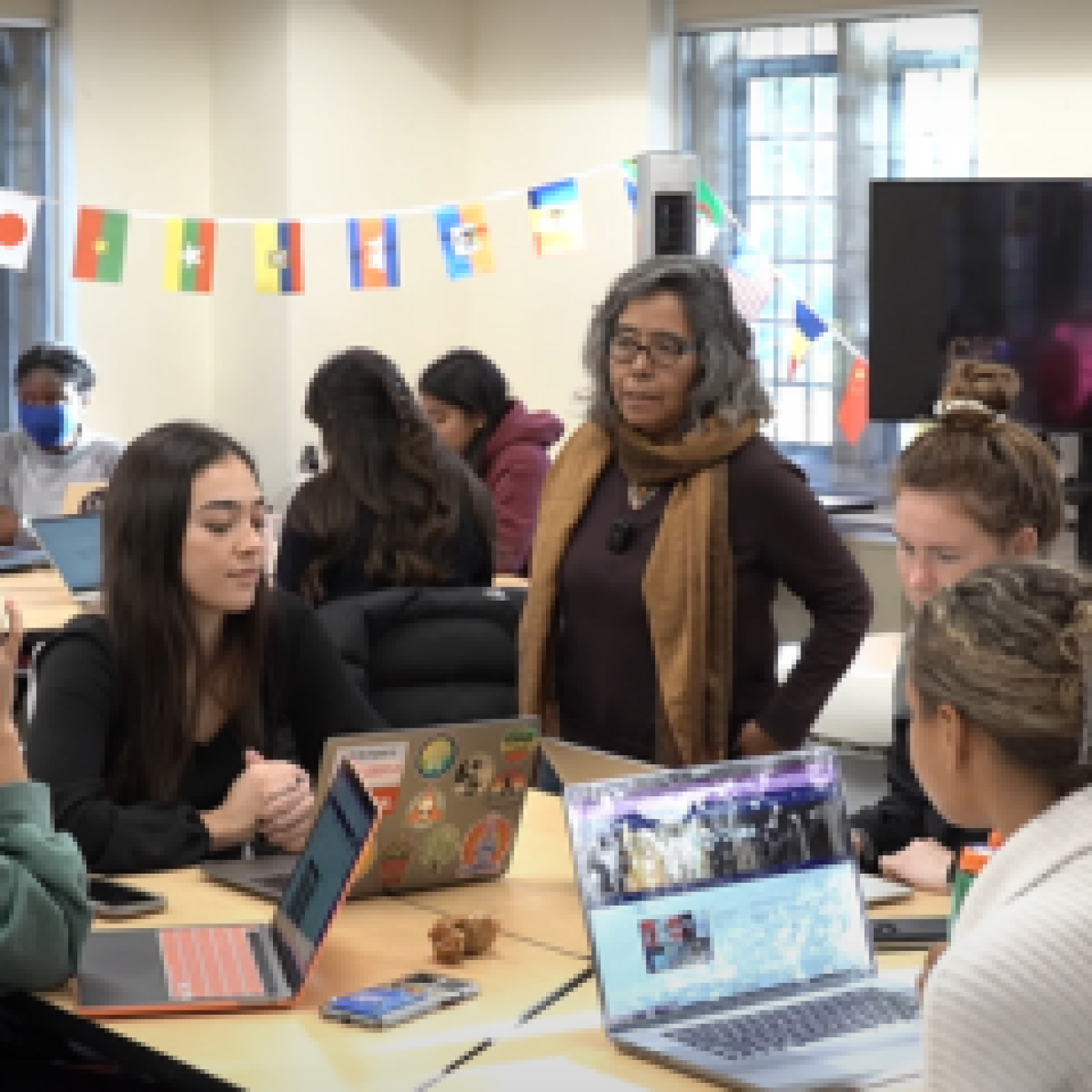 Sandra Valnes Quammen and Liliana Paredes teaching on "Translanguaging Fridays"